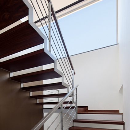 Casa Caxias — Interior com luz natural controlada