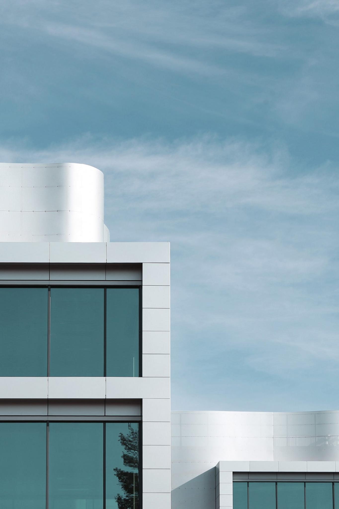 Restelo Business Center — Fachada com formas dinâmicas