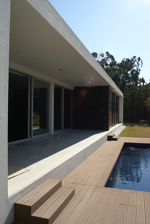 Casa Santiago — Piscina e integração com jardim