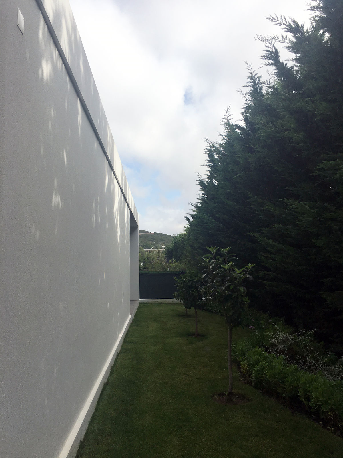 Moradias Quinta do Cerrado — Fachada principal com materiais nobres