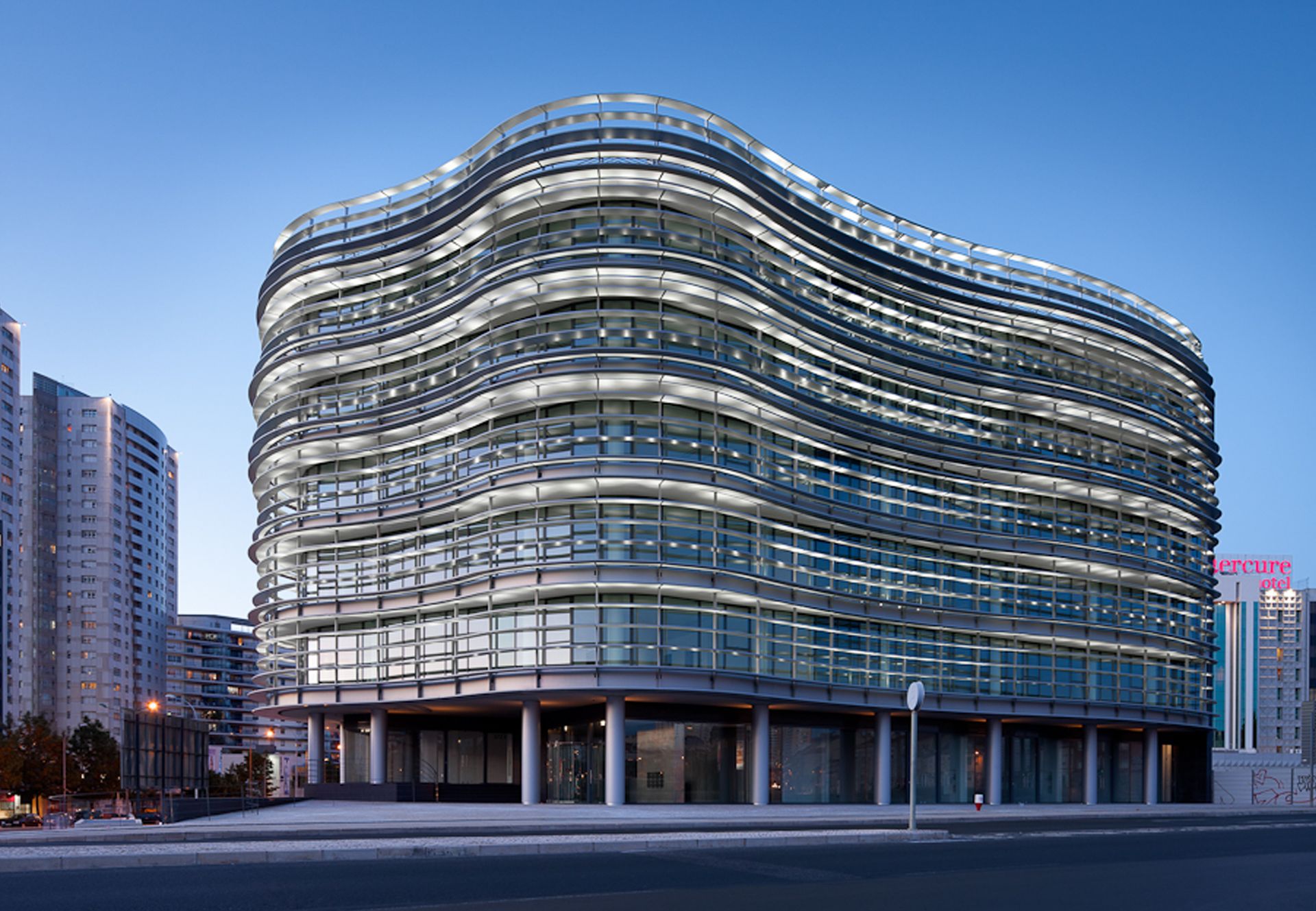 Edifício Bloom — Fachada com palas de sombreamento